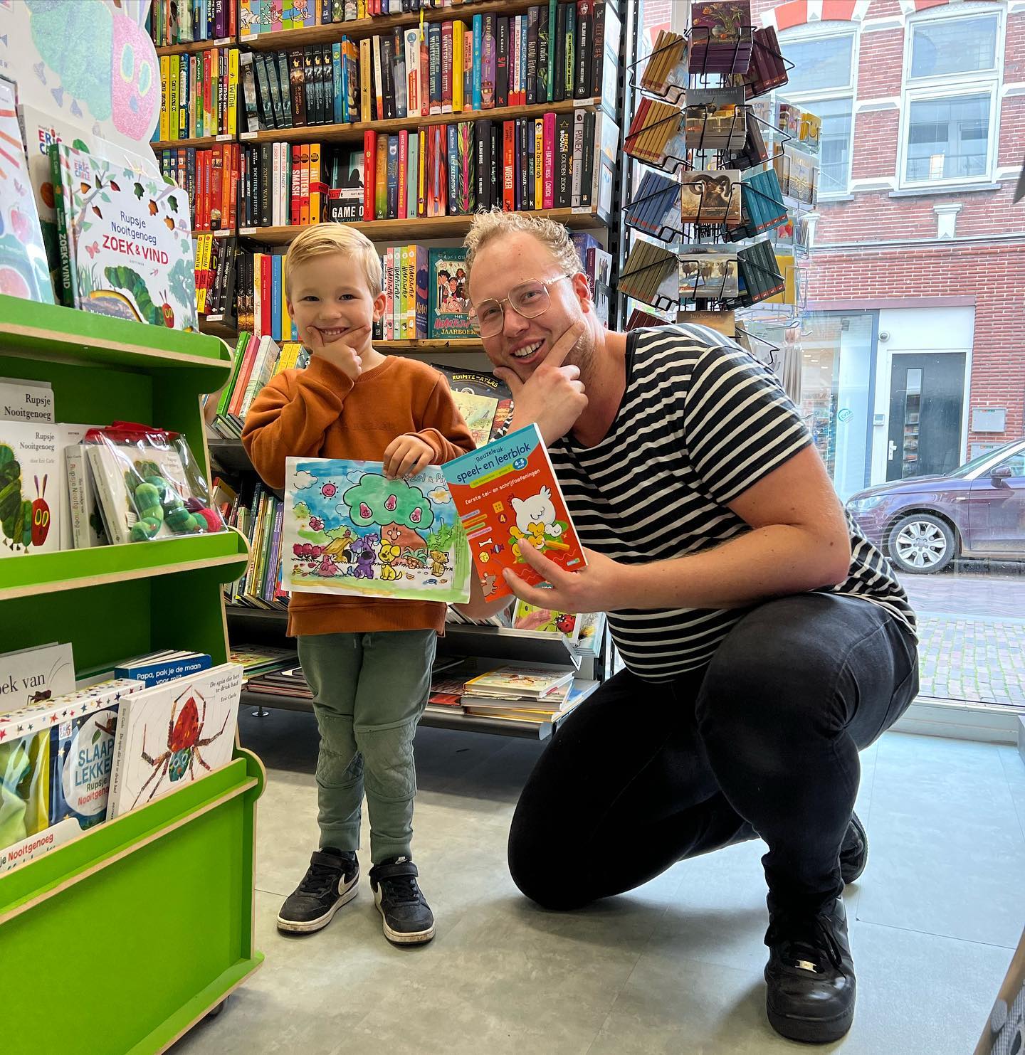 De prijs
De kinderen doen mee aan een kleurwedstrijd van de plaatselijke boekhandel. We leveren vier prachtige kleurplaten in en alle kinderen zijn blij. Na de Kinderboekenweek gaat de telefoon en één kind wint de wedstrijd. Leuk voor hem. Moeilijk voor de anderen. We halen samen de prijs op zodat hij even zijn momentje heeft. Juda geniet daar duidelijk van en neemt zijn stoerste pose aan voor de foto. Thuis is het lastiger. Er worden nare dingen gezegd en we moeten goed opletten anders is de prijs verdwenen. Ik besluit het roer om te gooien en er een leuk moment van te maken. Ik haal de verf en kwasten tevoorschijn en alle jongens verven hun allermooiste kunstwerk. De prijs is vergeten. Nou ja, niet door Juda. Hij verstopt zijn prijs in een tas en zegt dat hij het wel pakt als de rest er niet is. 
#kleurwedstrijd #blijekleuter #gezinshuis #gezinshuisseven #pleegzorg #opgroeienineengezinshuis
@boekenco_leerdam
