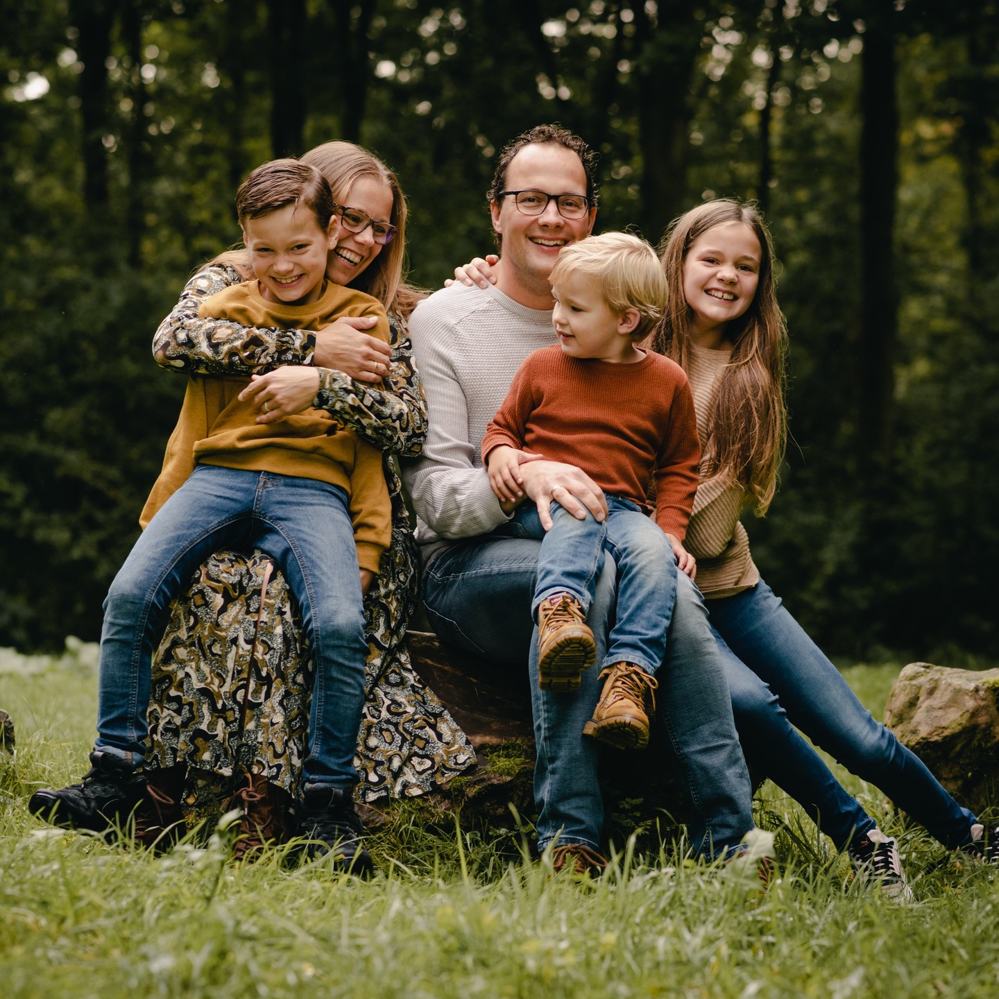 Vandaag start de week van de pleegzorg en daar wil ik heel graag aandacht aan geven door mee te doen aan de #pleegzorgchallenge 

Dit zijn wij.

Wij zijn Sam en Esther en samen hebben we drie kinderen die bij ons zijn geboren. Daarnaast zorgen we op dit moment ook voor drie jongens en hebben we nog een plaats open. 
In 2016 hebben wij de keuze gemaakt om voor pleegzorg te gaan. We hebben met veel liefde voor een aantal kinderen gezorgd. In 2019 zijn wij met ons gezinshuis begonnen en dit hopen we nog heel lang te kunnen doen.

@hartvoorpleegzorg #gezinshuis #gezinshuisseven @_sam_wisse_