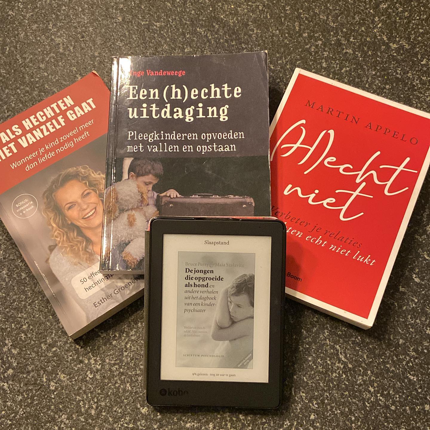 Dag 6 #pleegzorgchallenge 

Kennis delen

Ik heb kennis over hechting, trauma, opvoeden en veel meer thema’s rond pleegzorg. Maar elke keer kom ik er weer achter dat er zoveel is dat ik nog niet weet. Ik lees graag en zo kan ik ook mijn kennis verbreden of verdiepen. Dit zijn een aantal favorieten van mij. Ik laat onze stagiaires ook altijd het boek van @ingevandeweege lezen zodat ze begrijpen wat we doen en waarom we het zo doen. 

@hartvoorpleegzorg #gezinshuis #gezinshuisseven #kennisvergroten #boekentip