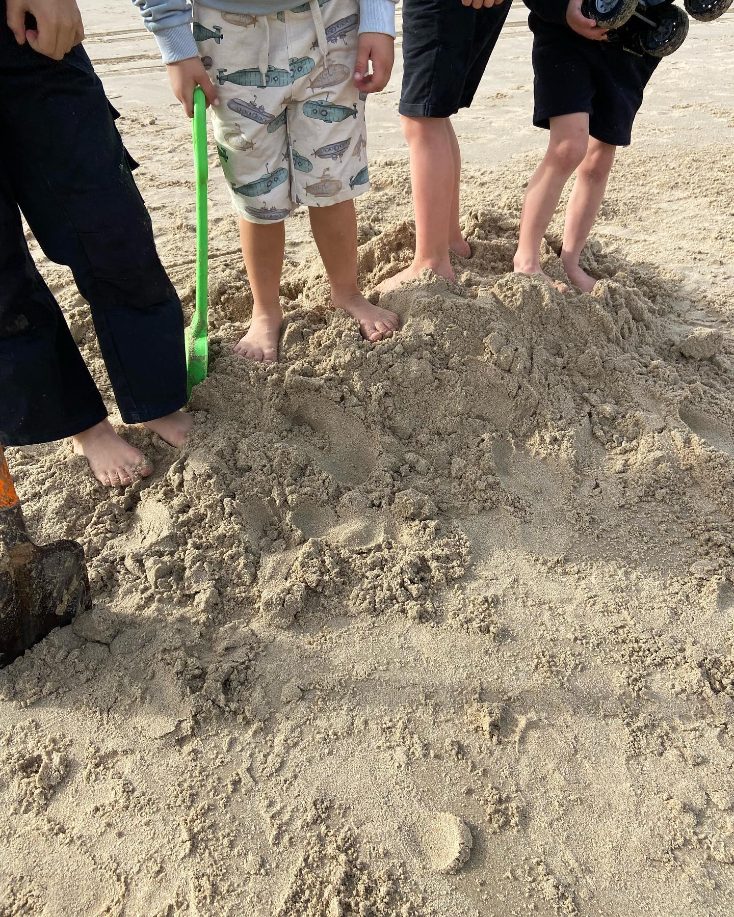 #pleegzorgchallenge

Dag 8 geen pleegzorg, maar wel helpen?

De week van de pleegzorg is heel bijna voorbij en hopelijk heeft het jou aan het denken gezet. 900 kinderen wachten op een plekje dat ze thuis kunnen noemen. Ik weet dat een gezinshuis of pleegzorg niet voor iedereen geschikt is maar ik het zou mooi zijn als je er wel over nagedacht hebt. 
Wist je dat je ook alleen pleegouder kunt zijn in het weekend? Of juist op doordeweekse dagen. Of in vakanties? En als dat niet mogelijk is dan is er altijd de mogelijkheid om gezinshuizen of pleegouders te steunen. De pan met bami die vandaag op tafel stond was mij heel veel waard. Het juiste gebaar op het juiste moment. 
Heb je vragen of wil je meer informatie stuur mij dan gerust een berichtje. 

@hartvoorpleegzorg #gezinshuis #gezinshuisseven #groenlicht💚